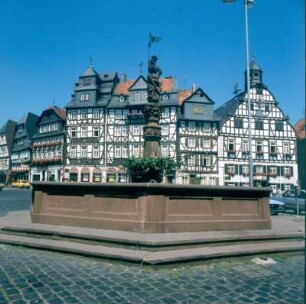 Butzbach. Marktplatz mit Marktbrunnen und Rathaus im Hintergrund