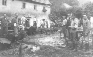 Aufräumungsarbeiten in Weesenstein am 9.7.1927 : Hochwasserkatastrophe vom 08.07.1927 im Müglitztal. Polizeianwärter der Schule Meißen und Technische Nothilfe bei Aufräumungsarbeiten in Weesenstein am 9.7.1927