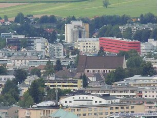 Salzburg - Stadtübersicht : Blick von der Festung auf Büro-und Fabrikgebäude am Stadtrand. Aufgenommen in Salzburg am 22. Juli 2011