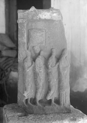 Weihrelief mit Adoranten