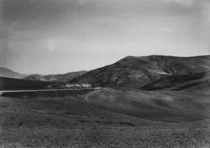 Landschaftsblick : Blick über eine hügelige Landschaft nördlich Sétif. Zu sehen sind kahle Felsen, Weizenfelder und Macchiebüsche.