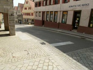 Stadtbefestigung-Stadttor Aipertor-Standort Hauptstraße Ecke Aiperturmstraße (abgebrochen 1817)-Markierung des Standortes durch hellere Steine in der Straße