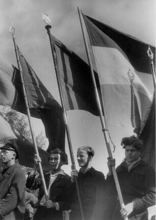 Die Vereinigung der linken Jugendbewegung sind politisch interessiert. Hier die Vertreter der Gewerkschaftsjugend, der Falken und der Deutschen Schreberjugend angetreten mit ihren Verbandsfahnen. Aufgenommen im Jahr 1948