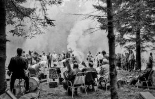 Finkenmanöver in Benneckenstein, Ostharz, 20.05.1991. Die Finken sitzen einzeln in verkleidetetn Käfigen und singen um die Wette. Wer am Längsten schlägt, wird von einer Jury zum Sieger erklärt. - Anschließend gibt es am Waldrand noch eine kleines Volksfest mit Marschmusik und Lagerfeuer