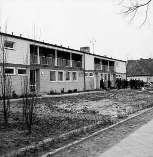 Reesenbüttel: evangelischer Kindergarten: Wulfsdorfer Weg: Einweihung: Straßenansicht mit Gästen