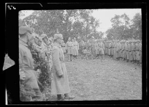 Einsegnung von Leutnant von Hopffer in "Tomagne Lager" [bei Douaumont (Dep. Meuse, Frankreich)]