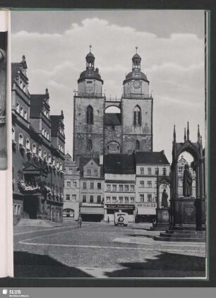 Wittenberg, Stadtkirche. Rechts Denkmäler von Luther und Melanchthon