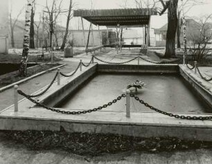 Dresden-Neustadt, Tannenstraße / östlich Hans-Oster-Straße. Ehemalige Kaserne der Sowjetarmee. Überdachte Platzanlage (Bestimmungszweck unbekannt), davor Brunnenbecken