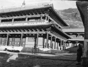 Buddhistischer Tempel : Mönche auf dem Vorplatz eines buddhistischen Tempels