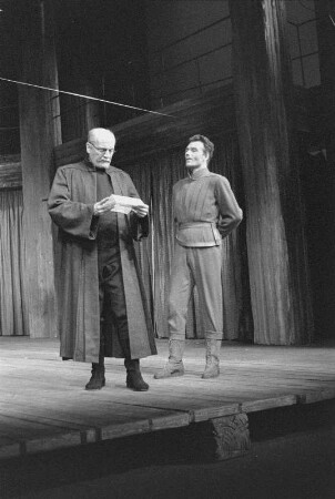 Reportage aus der Inszenierung "König Lear" von W. Sakespeare, Regie W. Langhoff, mit W. A. Kleinau als Lear u.a., Deutsches Theater Berlin, 1957