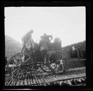 bei Cytowiany (?) (=Tytuvënai (Litauen)): 3 Soldaten auf einem Wagenkarren auf einem Knüppelpfad