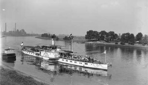 Personen-Seitenraddampfer "Krippen" (1912, Werft Laubegast) an der Anlegestelle Heidenau-Großsedlitz. Blick stromab auf Papierfabrik und Wesenitzmündung