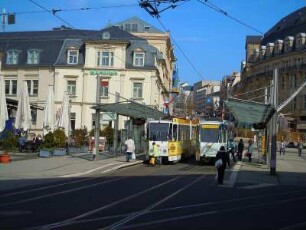 Plauen - Straßenbahn im Geschäftszentrum : Doppelhaltestelle der Straßenbahn. Aufgenommen am 28. März 2012 in der Innenstadt von Plauen im Vogtland