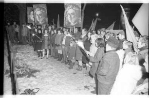 Kleinbildnegativ: Ehrung am Landwehrkanal, 1970