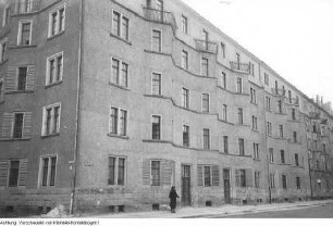Dresden, Cotta, 34. Bezirksschule, sogenannte Rübezahlschule (ab 1959 34. POS Dresden): Schulgebäude: kriegszerstört, als Ruine und nach dem Wiederaufbau 1950. Im Gebäude wurde die erste Frauendienststelle eingerichtet, April 1950