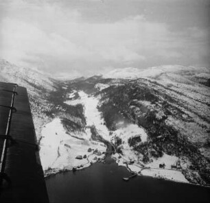 Luftbildaufnahme von Størdal : Luftbildaufnahme einer Siedlung, vermutlich Størdal in der Kommune Agdenes. Im Vordergrund vermutlich der Trondheimfjord.