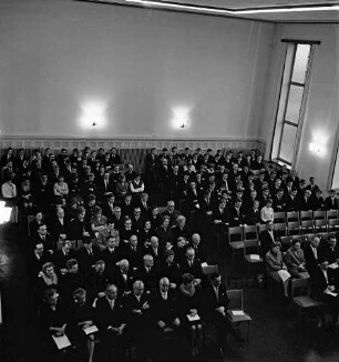Theodor-Mommsen-Schule: Hamburger Straße: Theodor-Mommsen-Fest: Gäste in der Aula