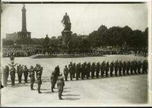 Reichspräsident von Hindenburg mit Ehrenkompanie am Verfassungstag