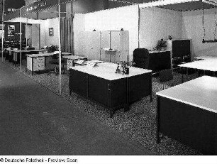 Raumaufnahme mit Ausstellungskojen des VEB Möbelkombinat Berlin (MKB). Ansicht mit Büromöbeln