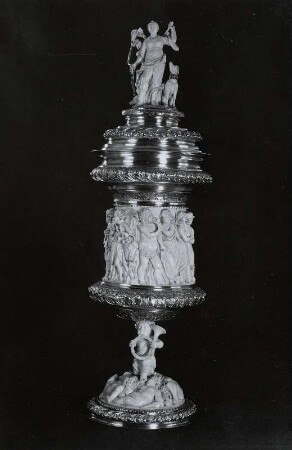 Hoher Pokal mit Schaft in Gestalt eines Jagdhorn blasenden Putto