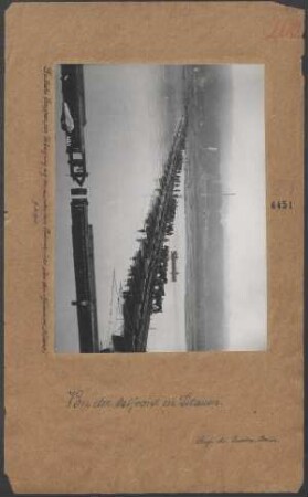 Deutsche Truppen im Übergang auf der neuerbauten Pontonbrücke über den Njemen in Kowno