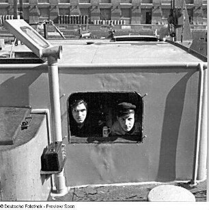 Berlin-Moabit, Turmstraße 57. Westhafen. Zwei Schiffer, aus einer Schiffsluke schauend