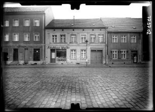 Bernau, Leninstraße (Brauerstraße) 1. Wohnhaus mit Laden (Schuhhaus Wulke). Straßenfront