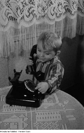 Junge mit einem Telefon