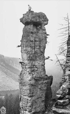 Sächsische Schweiz, Bielatal. Nördliche Waldtornadel. Seilschaft Rudolf Klemm beim Abseilen