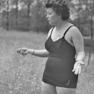 Frau macht Rast am Ufer des Flusses in Leipe. : Žona wotpočuje při brjoze rěki w Lipjem.