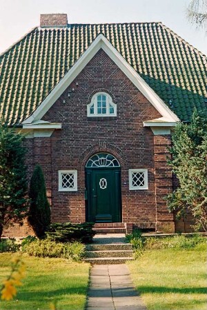 Struhbarg 44: traufständiges Wohnhaus aus Backstein: Straßenfront, Teilansicht: Mittelteil mit Pilastern, Eingangsportal, Frontispiz: Treppe, Vorgarten