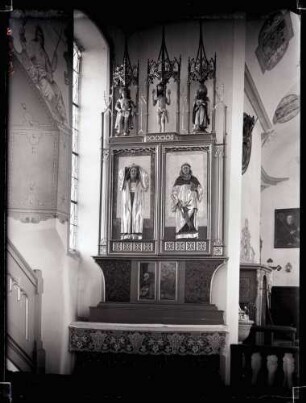 katholische Kirche; nördlicher Seitenaltar geschlossen