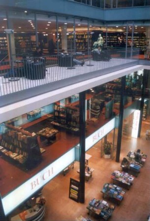 Berlin, Friedrichstraße 19. Kulturkaufhaus Dussmann. Blick von der Empore über drei Etagen