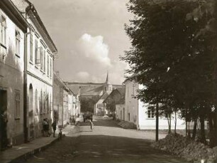 Gottesgab (heute Boží Dar / Tschechien). Straßenbild mit Blick zum Kirchturm