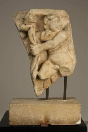 Bruchstück eines Sarkophags: Knabe oder Eros hält Darperie