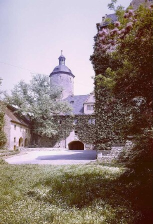 Burg Ranis. Blick über den Burghof zum Querflügel, Bergfried und Nordflügel