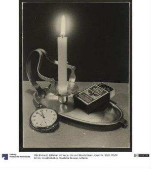 Stillleben mit Kerze, Uhr und Streichhölzern
