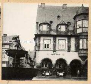 Stadtansicht von Goslar mit einem Brunnen und dem Hotel "Kaiser Worth"