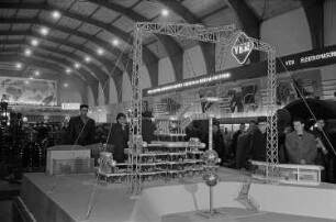 Ausstellungshalle VI, unter anderem mit einer Produktpräsentation des VEM Elektromaschinenbau Sachsenwerk