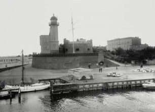 Kolberg, Fort Münde : Kolberg (Kolobrzeg/Polen). Fort Münde (Lotsenturm des Hafens). Ansicht mit Hafenmole von Südosten