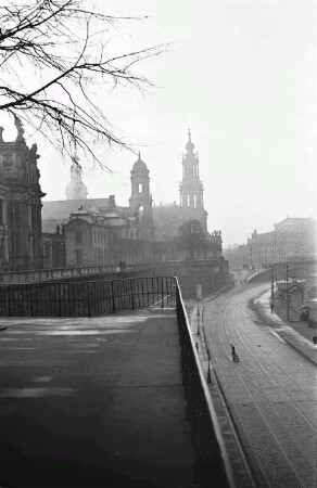 Dresden-Altstadt. Blick von der Brühlschen Terrasse zur Hofkiche nach Westen