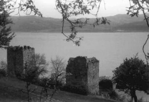 Moldova Veche [Altmoldowa, Banat]: Straße mit Römischer Burgruine