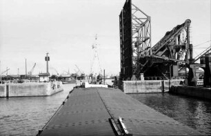 Antwerpen: Klappbrücke, Vordergrund Kahn