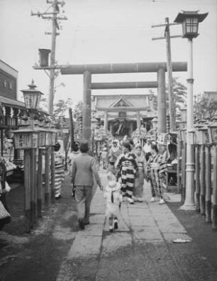 Inarischrein in Haneda : Inarischrein in Haneda. Ansicht mit Besuchern und zwei Torii