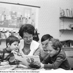 Kindergärtnerin Walpurga Heimann, Kindergarten Kipsdorfer Straße, während ihrer Arbeit