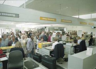Dresden-Klotzsche, Flughafenstraße. Flughafen Dresden. Terminal 2. Check in-Schalter. Fluggäste beim Einchecken. Ansicht von der Mitarbeiterseite