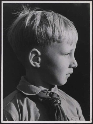 Portrait eines jüngeren Hitlerjungen