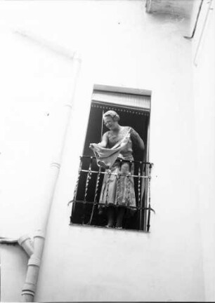 Hotel Europa: [Frau am Fenster]