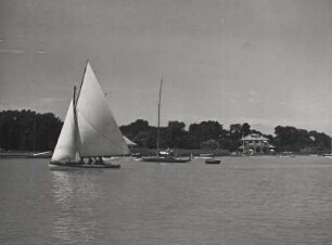 Ungarn. Blick vom Balaton auf das Ufer von Siófok. Im Vordergrund ein Segelschiff
