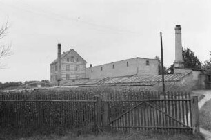 Fabrik : Blick zu einer Fabrik in Thekla
